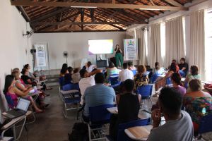 Professores assistem a palestra durante capacitação 